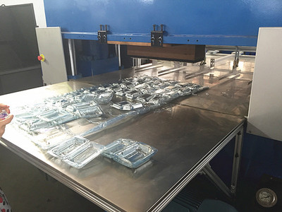 苏州鸿钢吸塑双边自动裁断机